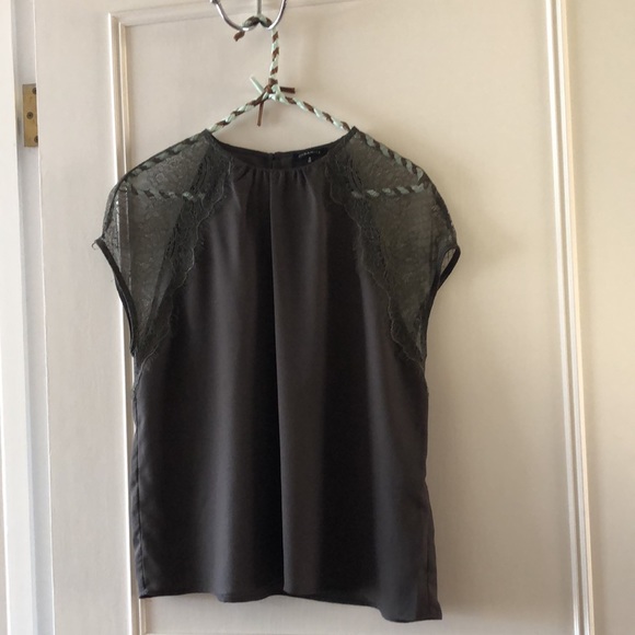 Lightweight blouse perfect for summer - Picture 2 of 3